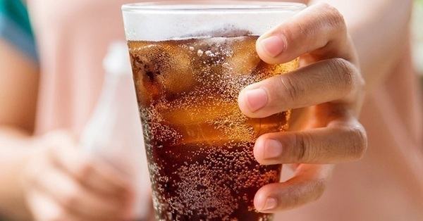 Điều gì xảy ra với cơ thể khi bạn uống soda mỗi ngày?