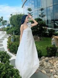 Á hậu Thúy Vân chọn trang phục đơn sắc, kiểu dáng thoáng mát khi đi nghỉ dưỡng
