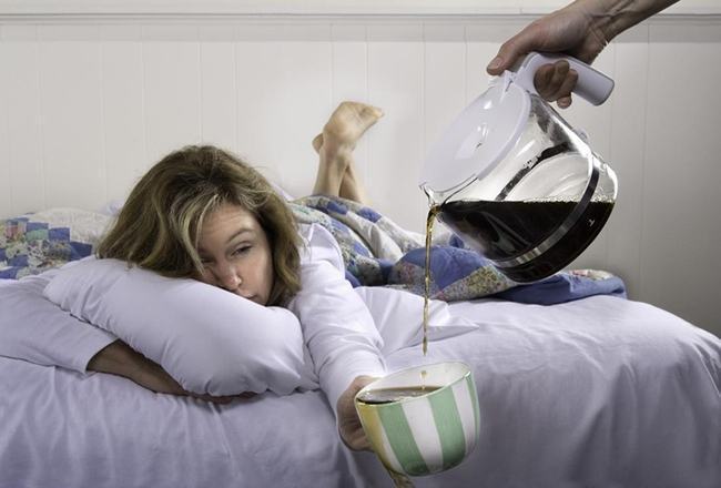 Người phụ nữ lo lắng mất ngủ thể hiện tác hại của thiếu ngủ