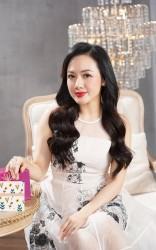 Sao Việt: BTV Hoài Anh đẹp rạng ngời, Mỹ Tâm đăng ảnh trong veo