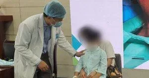 Bé trai 5 tuổi hoại tử niêm mạc do pin điện tử rơi vào mũi