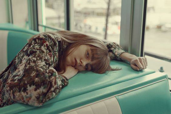 Ngủ gật trên bàn làm việc do thiếu ngủ gây mệt mỏi