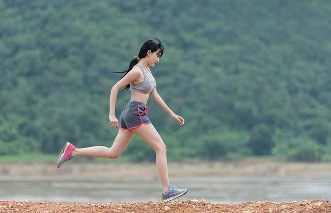 Không phải gập bụng hay plank, đây mới là cách giảm mỡ bụng tốt nhất được huấn luyện viên gợi ý - Ảnh 1