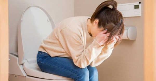 Vì sao nên buộc tóc cao khi đi vệ sinh?