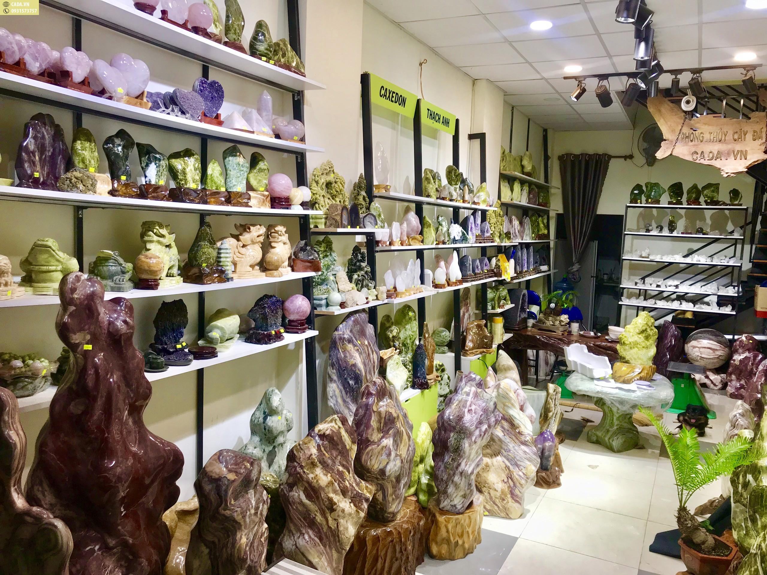 Khách hàng đang lựa chọn đá phong thủy tại cửa hàng uy tín