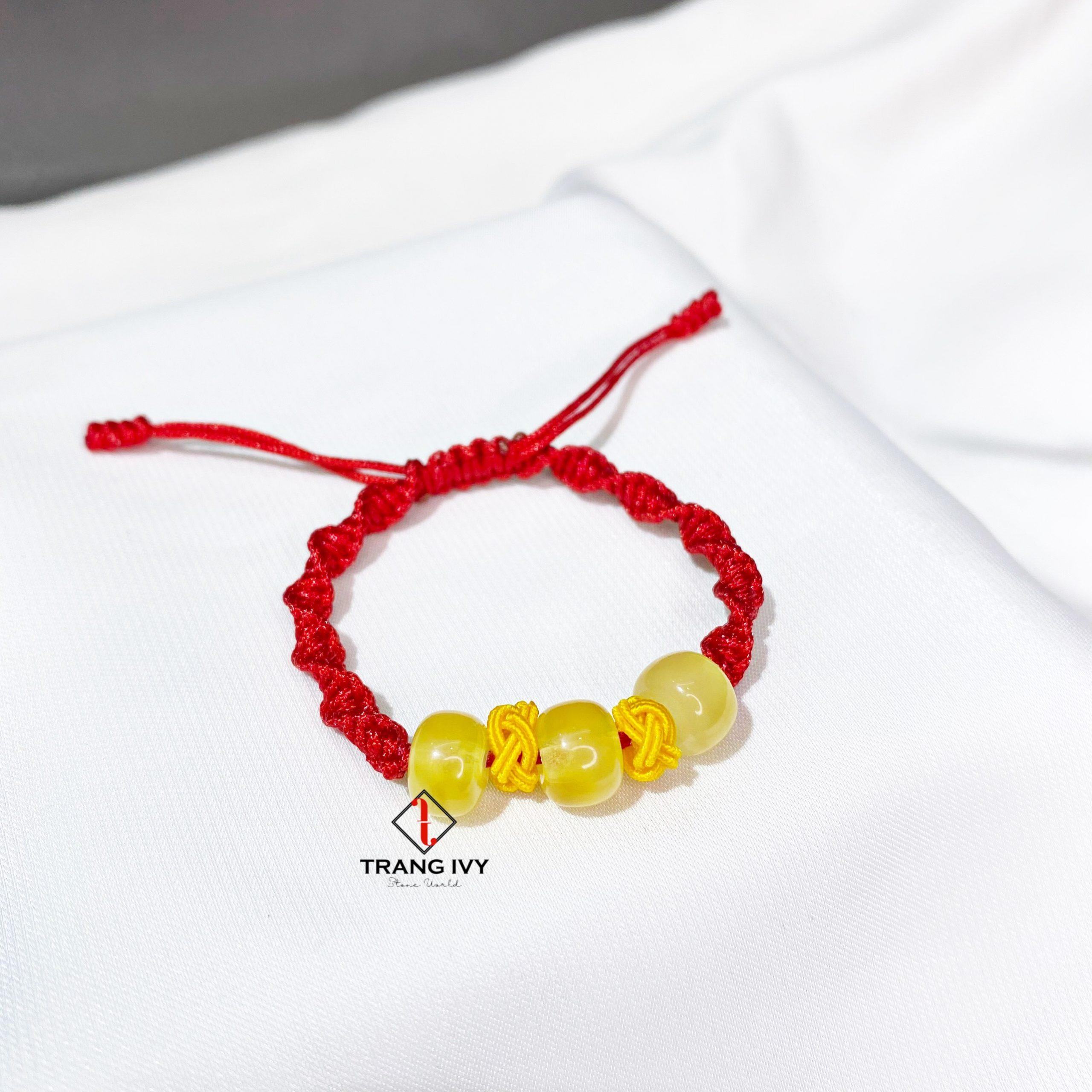 Vòng tay lu thống Hổ phách Mật Lạp tết dây cho bé giá sale 30%: 462.000 đồng