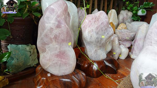 Đá thạch anh hồng tự nhiên được đánh bóng sau khi xử lý vết nứt