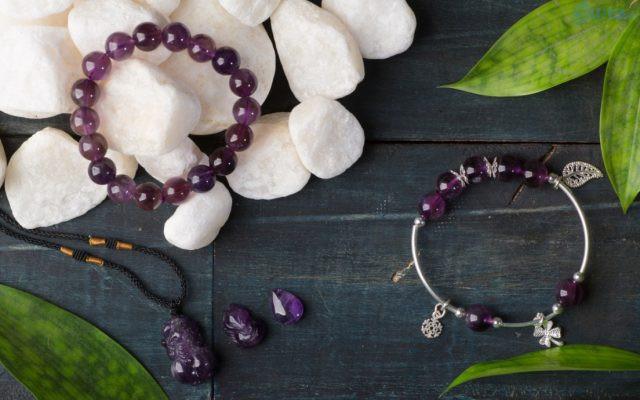 Trang sức làm từ đá quý phù hợp theo từng mệnh là một trong những mặt hàng phong thủy được ưa chuộng và dễ bán nhất