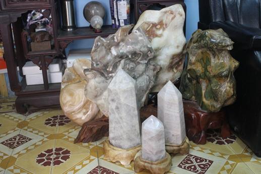 Trụ đá thạch anh tượng trưng cho sự phất lên của doanh nghiệp