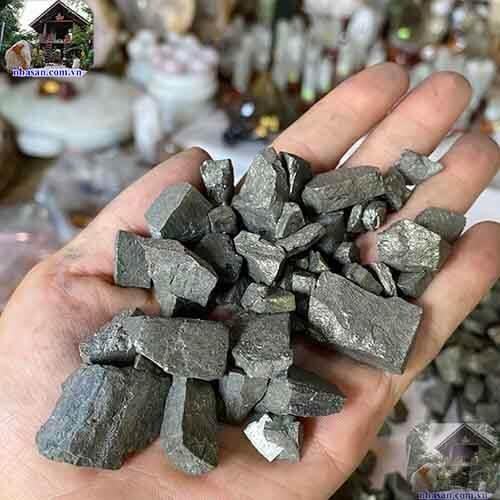 Thường dễ bị nhầm lẫn với vàng thật