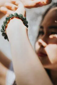 Vòng Đá Phong Thủy nên đeo ở tay trái hay tay phải để hút may mắn