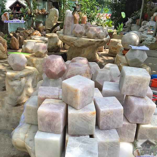 Đá thạch anh vuông chôn móng nhà