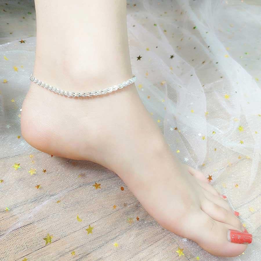 Đeo lắc chân đúng cách