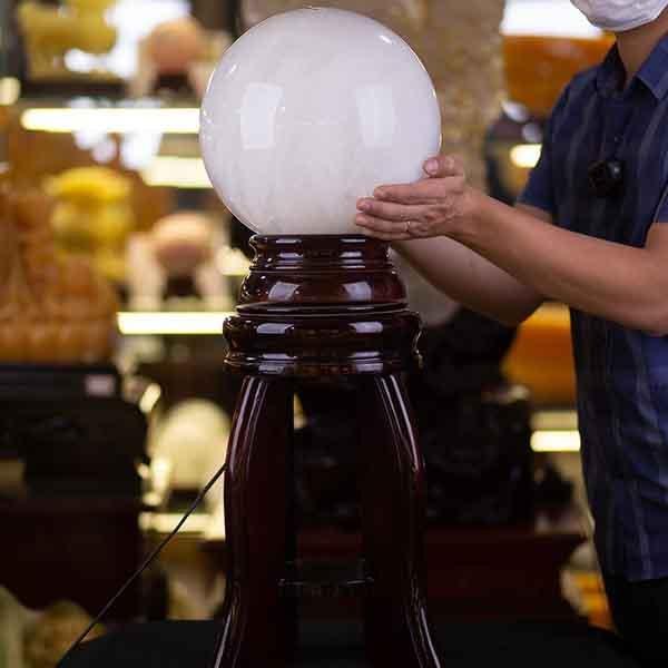 Quả cầu đá thạch anh trắng tương sinh với người mệnh Thủy