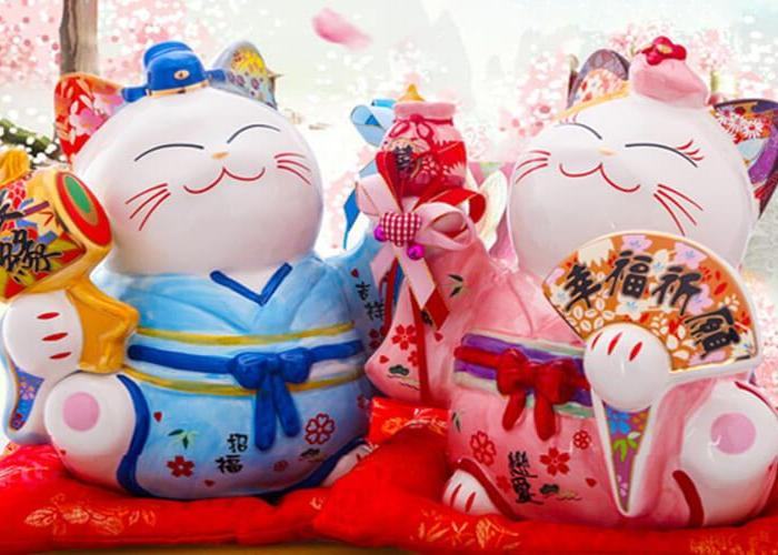 Mèo thần tài màu đỏ và xanh lam là vật phẩm phong thủy được ưa chuộng trong giới kinh doanh và buôn bán