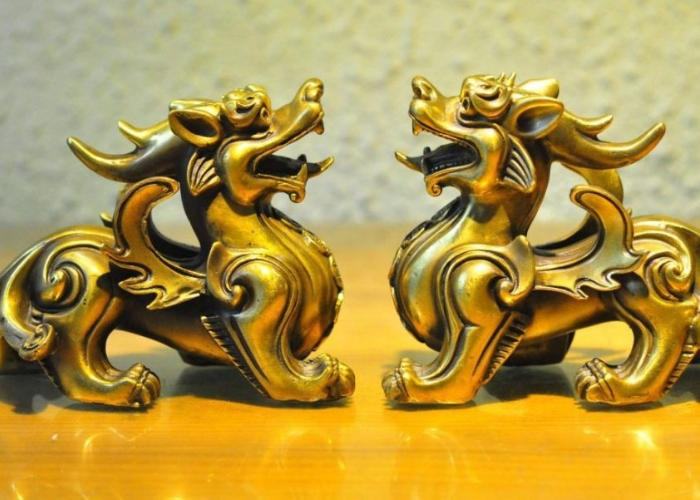Mẫu vật phẩm phong thuỷ Cặp tỳ hưu Thiên Lộc có dáng vẻ uy phong, bụng và mông to, miệng rất rộng, trên đầu có hai sừng