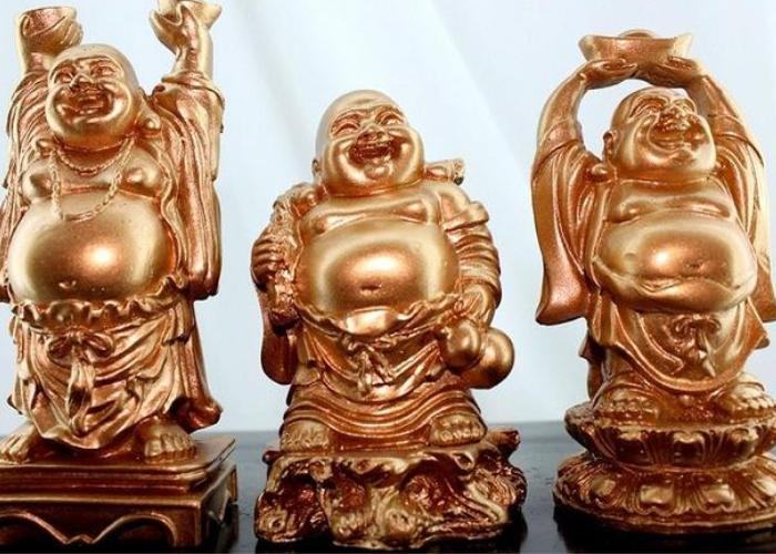 Tượng phật Di Lặc tay cầm thỏi vàng là biểu tượng mang đến may mắn và tài lộc