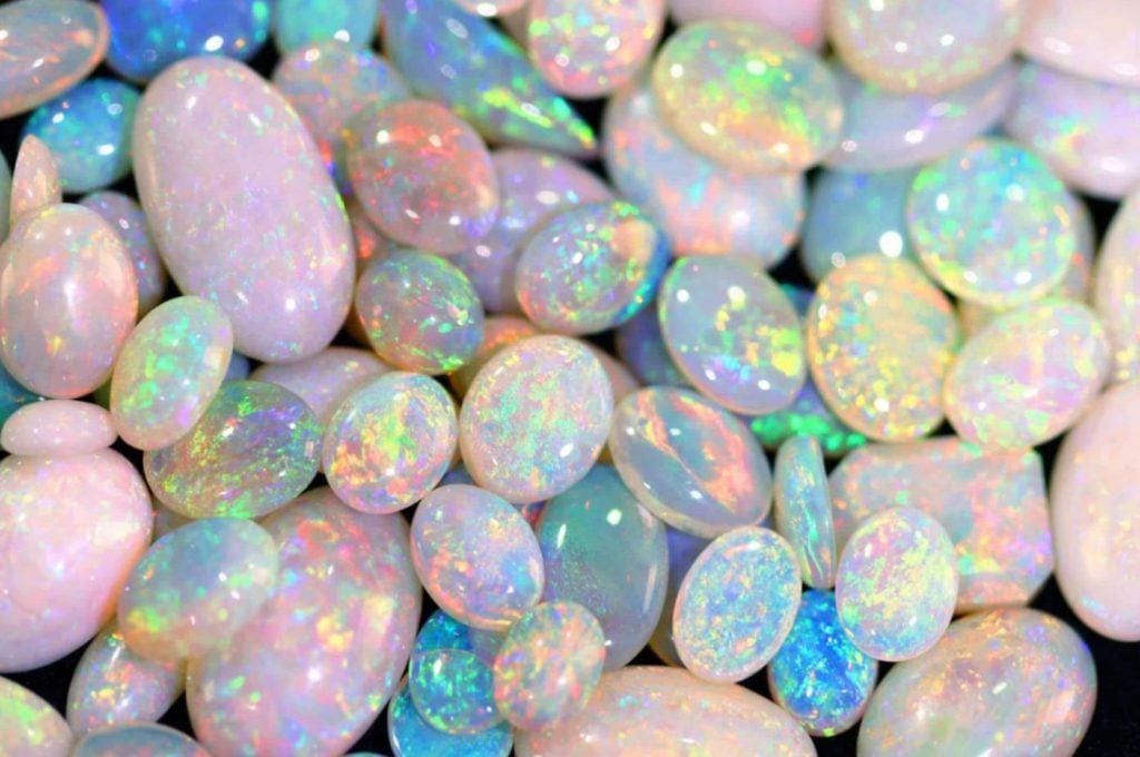 Đá Opal là gì? Khám phá ý nghĩa đá Opal và công dụng tuyệt vời của chúng