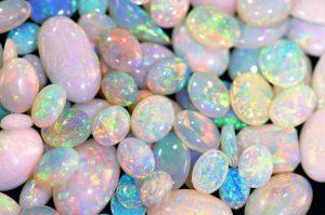 Đá Opal là gì? Khám phá ý nghĩa đá Opal và công dụng tuyệt vời của chúng
