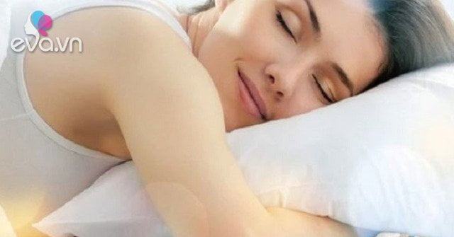 Tại sao mọi người hay đặt tỏi ở đầu giường? Nó mang lại nhiều lợi ích mà bạn không ngờ tới