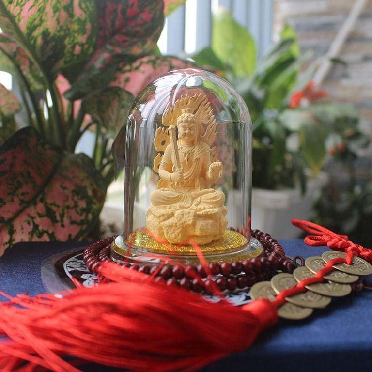 Người lái xe thành tâm hướng về tượng Phật đặt trên taplo ô tô