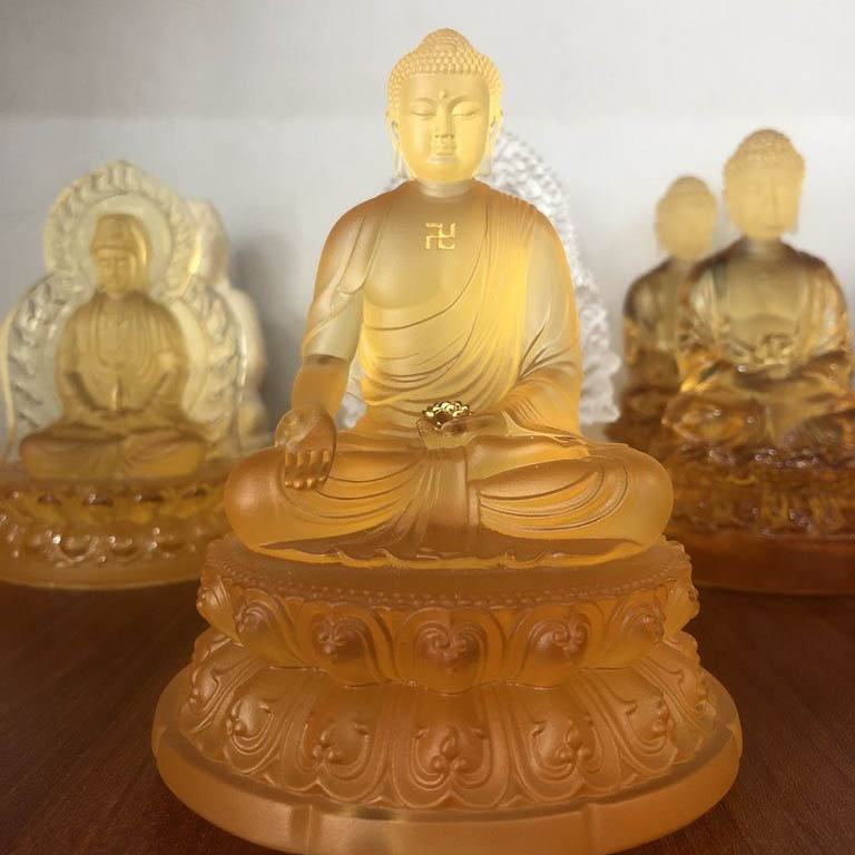 Tượng Phật A Di Đà bằng lưu ly màu hổ phách tọa thiền trên đài sen