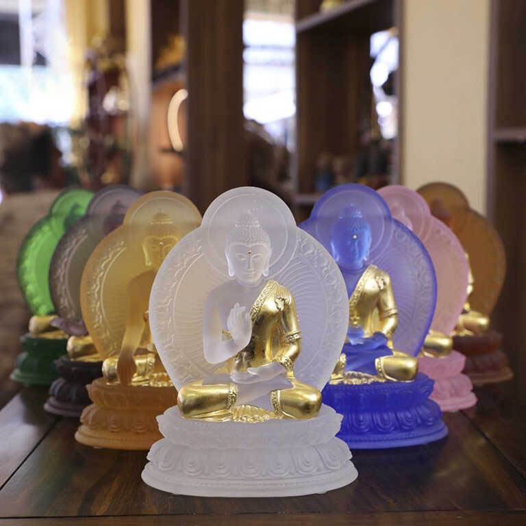 Tượng Phật Dược Sư Lưu Ly Quang Vương Phật trong tư thế Kim Cương tọa