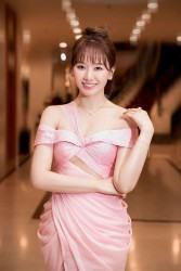 Nhan sắc rạng rỡ và vóc dáng thon gọn của ca sĩ Hari Won