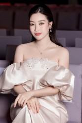 Hoa hậu Đỗ Mỹ Linh thu hút mọi ánh nhìn bởi thần thái rạng rỡ
