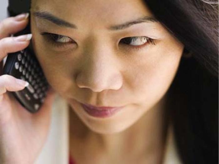 Ánh mắt sắc sảo, liếc nhanh nhìn trộm