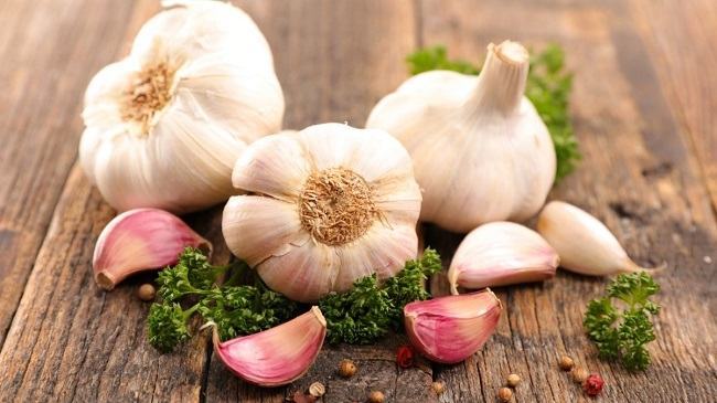 Tại sao mọi người hay đặt tỏi ở đầu giường? Nó mang lại nhiều lợi ích mà bạn không ngờ tới