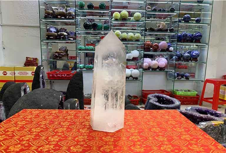Trụ đá thạch anh trắng