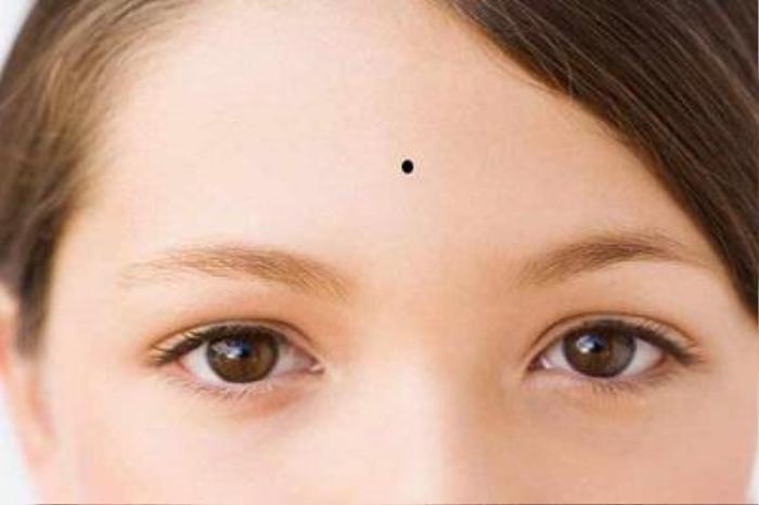 Những nốt ruồi xấu về tiền bạc trên khuôn mặt phụ nữ, đường tài lộc khó lòng hanh thông