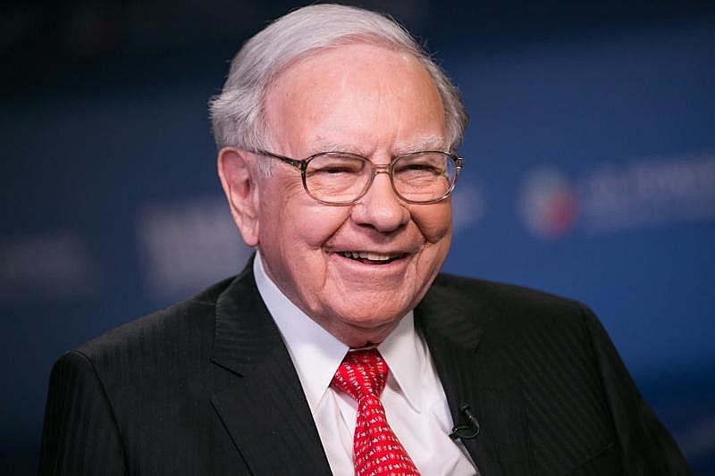 Nhà đầu tư huyền thoại Warren Buffett với khuôn mặt vuông chữ điền