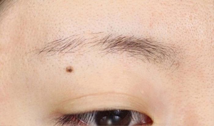 Phụ nữ có lông mày rậm và đứt đoạn thể hiện tính cách mạnh mẽ và dễ gây mâu thuẫn trong tình yêu