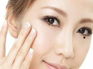 Trên người có 5 nốt ruồi 'bần hàn' này, nửa đời đầu làm lụng vất vả, nửa đời sau khó hưởng phúc