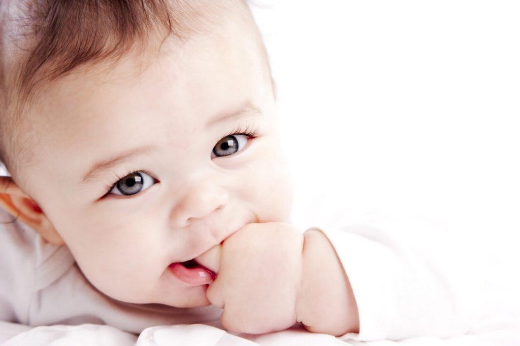 VẬN MỆNH NGƯỜI CÓ RĂNG CỬA THƯA DƯỚI GÓC NHÌN NHÂN TƯỚNG HỌC