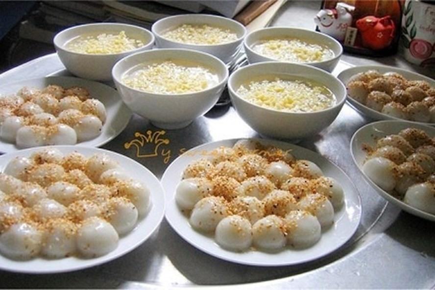 Mâm cỗ cúng Tết Hàn thực với bánh trôi và bánh chay