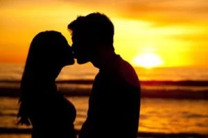 Nằm mơ thấy hôn nhau là điềm báo gì ? Đánh con gì ? Tốt hay xấu ?