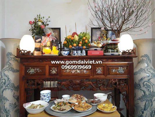 Bàn thờ tổ tiên thể hiện ý nghĩa tâm linh của việc khấn vái hàng ngày và duy trì truyền thống thờ cúng.
