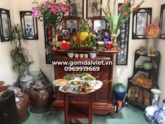 Chuẩn bị mâm lễ vật cúng hàng ngày tại nhà gồm hoa quả tươi, nước sạch và hương đèn thể hiện lòng thành kính.
