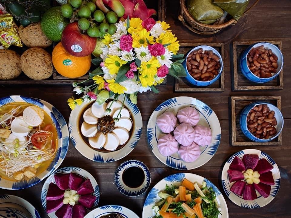 Một mâm cơm chay cùng gia tiên. Ảnh: facebook Viet Linh Dang