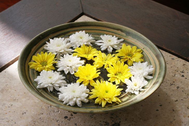 Dọn bàn thờ đón Tết nhớ tránh 4 loại nước này, 10 nhà thì 9 nhà làm đang làm sai - 5
