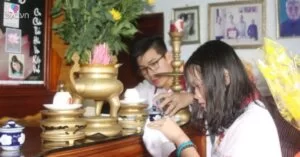 Dọn bàn thờ đón Tết nhớ tránh 4 loại nước này, 10 nhà thì 9 nhà làm đang làm sai