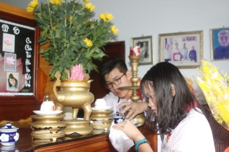 Dọn bàn thờ đón Tết nhớ tránh 4 loại nước này, 10 nhà thì 9 nhà làm đang làm sai - 1