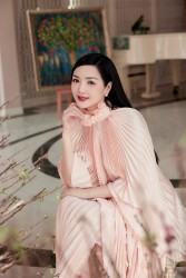 Hoa hậu Giáng My chuộng trang phục nữ tính, toát lên vẻ đài các