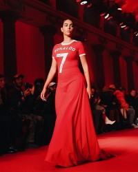 Georgina Rodriguez đưa áo đấu của bạn trai C. Ronaldo lên sàn catwalk