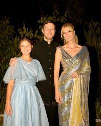 Ivanka Trump và con gái Arabella đồng điệu màu sắc trang phục dự tiệc nhà tỷ phú Mukesh Ambani