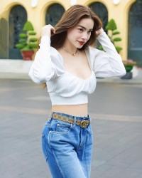 Hồ Ngọc Hà đẹp nổi bật cùng trang phục công sở kết hợp bộ trang sức kim cương