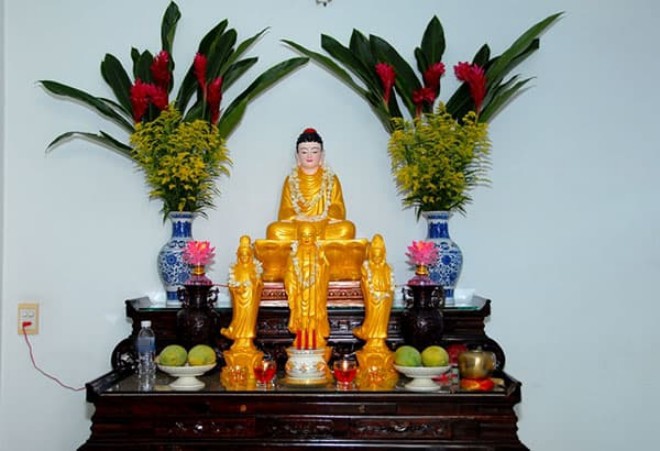 Tại sao khi thắp hương nhà giàu thường đặt bình hoa bên trái bàn thờ? Đây là lý do - 3
